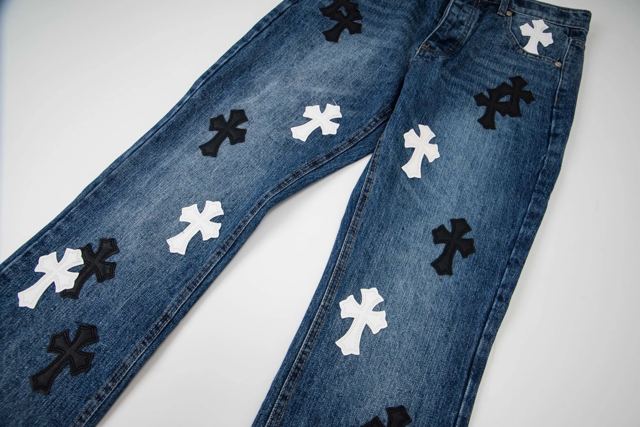 P240 Chrome Hearts Chrome Hearts blue pants, black and white multi-leather jeans, multi-leather label work jeans, ch jeans, all need to be washed and then disassembled and hand-stitched with sheepskin cross leather and then spliced to complete. The whole process is too complicated to describe. About Chrome Hearts This is an extremely luxurious fashion brand that can also be called the nobility of the high street. It has always been an exclusive brand for some hipsters or rich second generations. Compared with ordinary high streets, it is more luxurious and noble. Compared with luxury brands, it is more fashionable and individual. It has always been a brand that I have a special liking for. Style number: 1790# Color: blue Size: 28 30 32 34 36